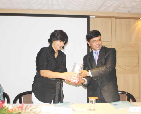 Dr-Jagdish-Pol-felicitating-Guest-of-Honour-Ms-Kiran-Bhat
