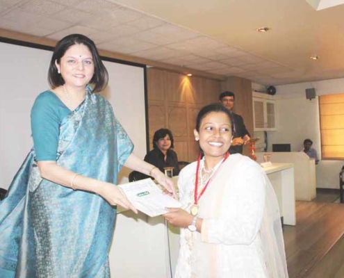 Ms-Pratima-Kirloskar-awarding-Murty-Award-for-Excellence-to-Ms-Nayana-Dawkhar