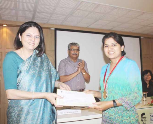 Ms-Pratima-Kirloskar-awarding-Murty-Award-for-Excellence-to-Ms-Tanvi-Patil
