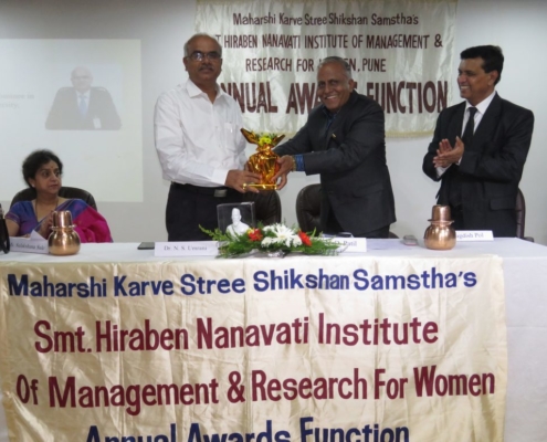 Prof-N-D-Patil-Vice-Chairman-MKSSS-felicitating-to-Dr-N.-S.-Umarani-in-Annual-Award-Function-2018