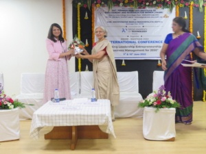 Felicitation of Mrs. Varsha Pitre by Mrs. Vidyatai Kulkarni, Vice-Chairman MKSSS in Valedictory Function of International Conference 2022